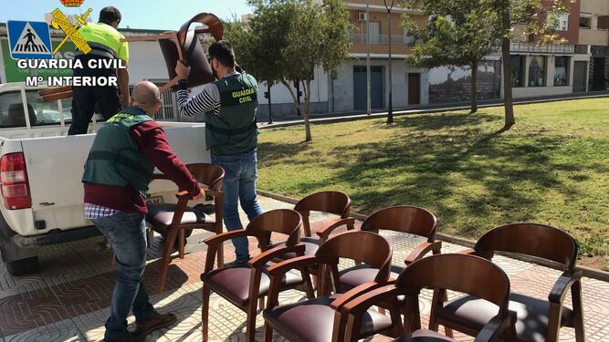 Detenido por robar sillas y mesas de cinco establecimientos hosteleros de Roquetas de Mar