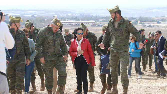 Im&aacute;genes de la visita de la ministra de Defensa a la base militar de Viator