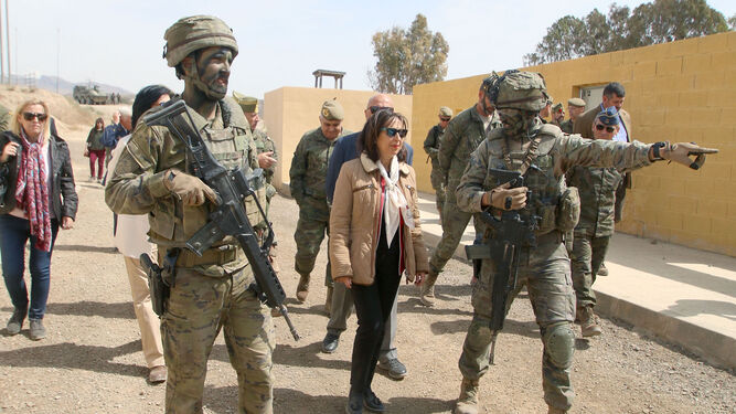 Im&aacute;genes de la visita de la ministra de Defensa a la base militar de Viator