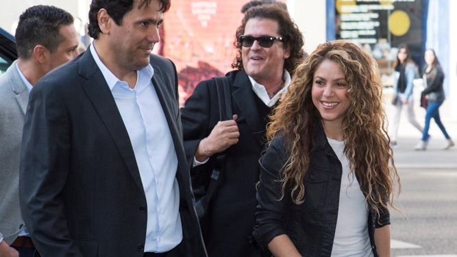 Shakira, acompañada por el cantante Carlos Vives, en el centro de la imagen.
