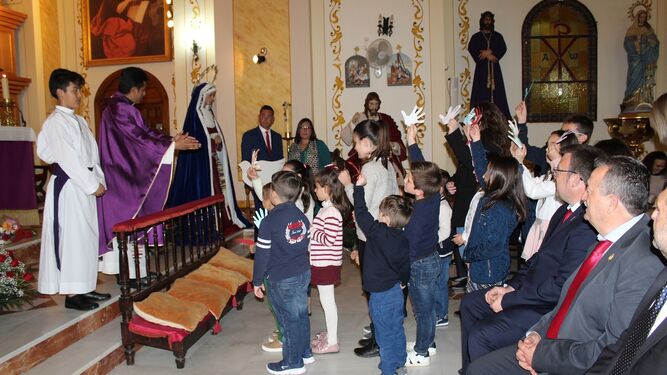 Eucaristía de la hermandad en la que participaron multitud de niños.
