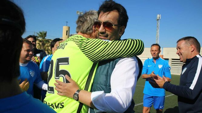 Abdullah Al Thani, abrazándose a un futbolista del Málaga Genuine