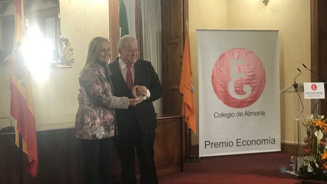 Maribel Sánchez entrega el premio a José Antonio Santorromán.