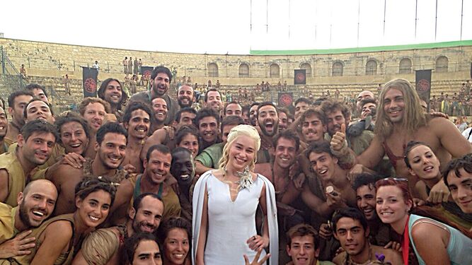 Emilia Clarke, Khaleesi, con figurantes de Osuna tras el rodaje