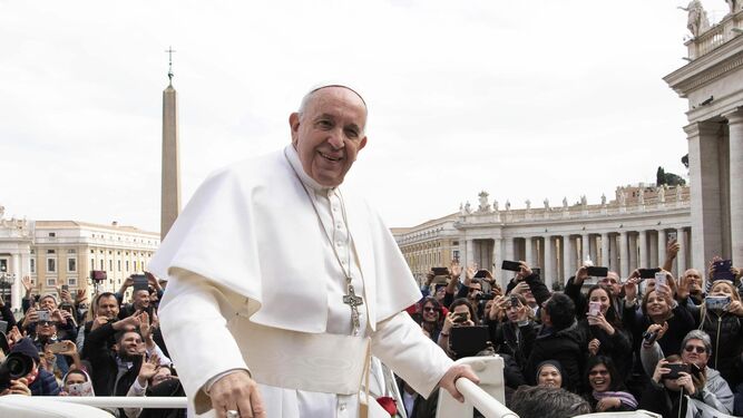 El papa Francisco, tras su audiencia semanal en San Pedro
