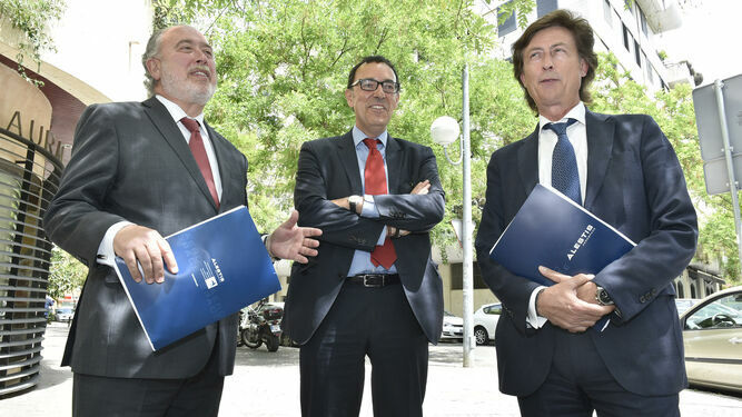 El CEO de Alestis Aerospace, Javier Díaz Gil, junto a los directivos Jesús Espinosa y Diego García Galán.