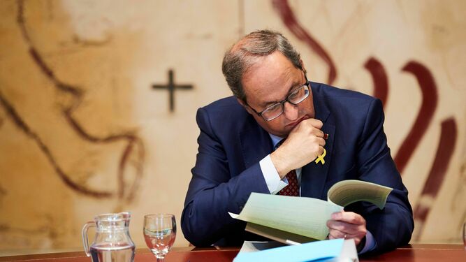 Quim Torra, presidente de la Generalitat, lee unos documentos antes de la reunión del 'Govern'.