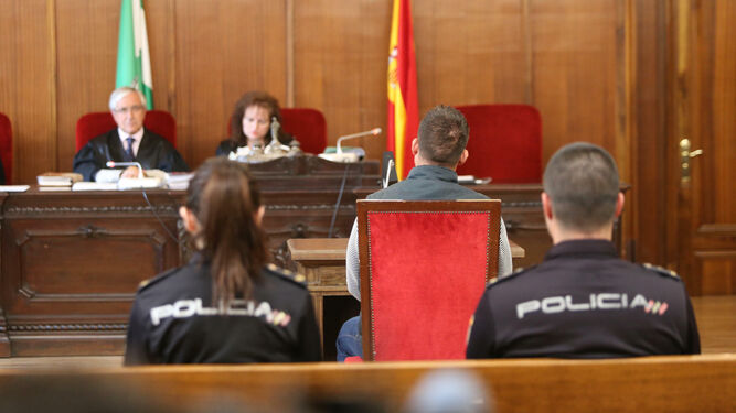 El hombre condenado a cadena perpetua por intentar violar y matar a una mujer en Pilas, durante el juicio.