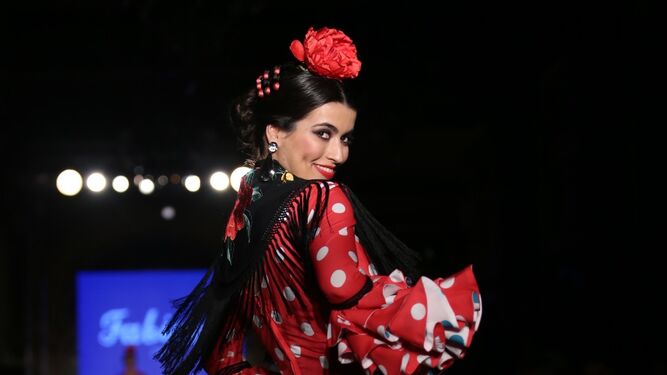 De lunares blancos y enaguas de contraste. Dise&ntilde;o de Fabiola en We Love Flamenco 2019.