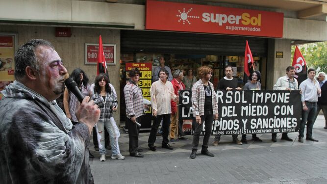Protesta sindical ante un Supersol de Algeciras en 2015