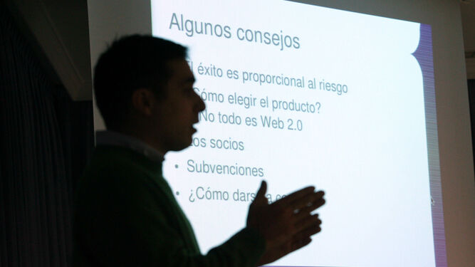 Un técnico de la Fundación Andalucía Emprende imparte un curso.