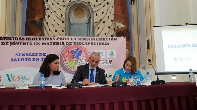 El alcalde de Vera, Félix López, firma el acuerdo de colaboración con la asociación Astea de familiares de niños con autismo.