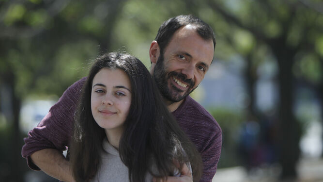 Isaac Rosa y su hija Olivia, embarcados en una novela juvenil.