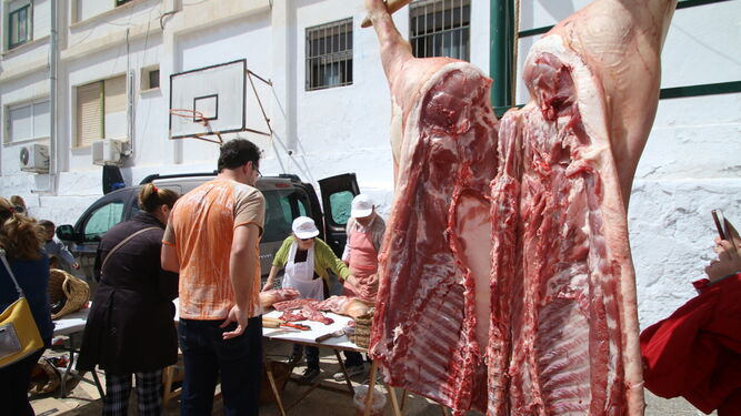 Alhama de Almería revivió ayer la matanza del cerdo.