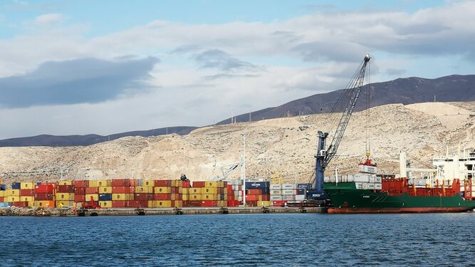 El Puerto de Almería está experimentando un auge en el tráfico de mercancías por contenedores.