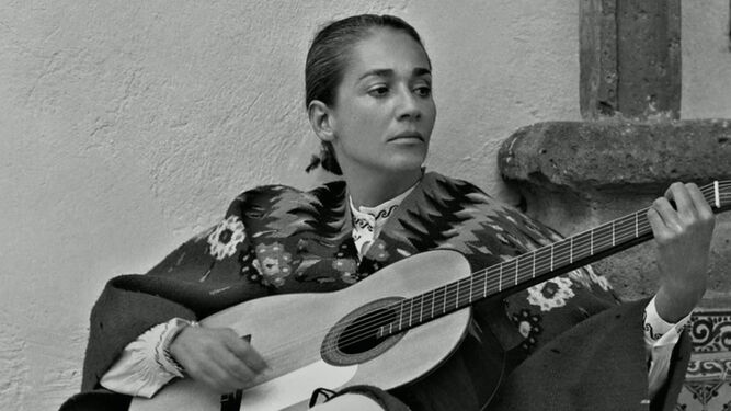 Chavela Vargas, cantante mexicana de origen costarricense, en una actuación de su juventud.