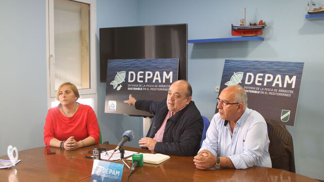 María Ángeles Cayuela, José María Gallart e Ignacio López, analizaron ayer las limitaciones que genera el nuevo reglamento europeo para la pesca.