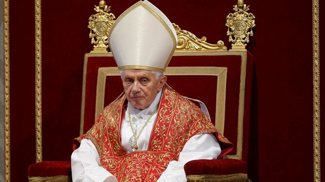 Benedicto XVI celebra la Pasión de Cristo el Viernes Santo de 2011 en el Vaticano.