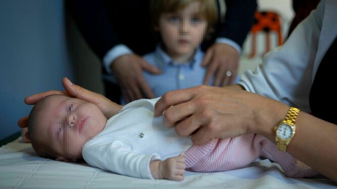 Un recién nacido es atendido en un hospital de Barcelona.
