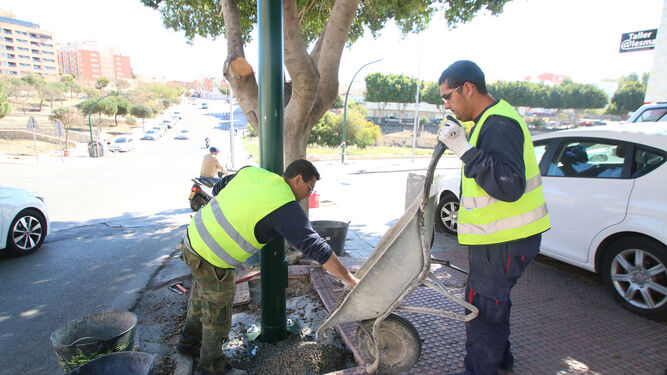 Operarios durante la instalación de los semáforos en el cruce del barrio Araceli