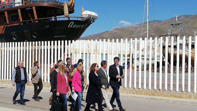 Representantes de la Junta de Andalucía se han reunido esta mañana en el puerto de Adra con el alcalde, Manuel Cortés