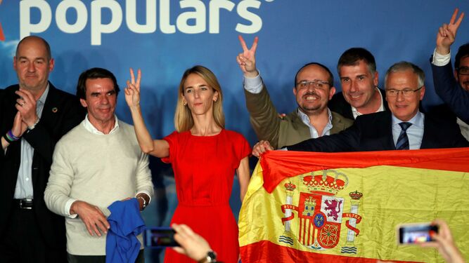 El ex presidente del Gobierno José María Aznar y Cayetana Álvarez de Toledo, durante un acto este viernes en Bbarcelona.