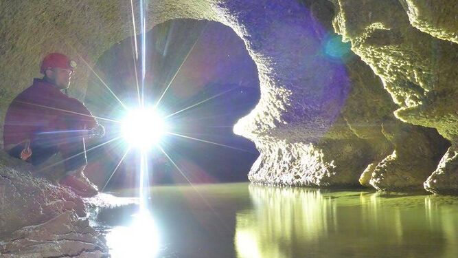 Un descanso para admirar la belleza de una de las nuevas cuevas descubiertas con agua