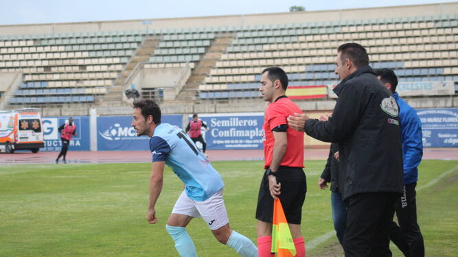 Álvaro González hace su entrada al terreno de juego.