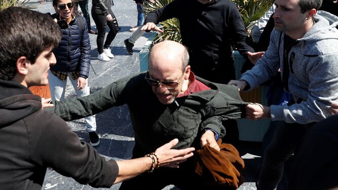 Un asistente al mitin de Vox en San Sebastián es zarandeado por un grupo de simpatizantes de la izquierda 'abertzale'.