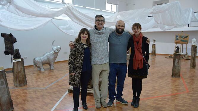 Los cuatro escultores el día de la apertura de la exposición en Rodalquilar.
