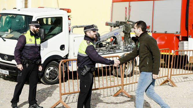El alcalde de Almería saluda a uno de los agentes de la Policía Local