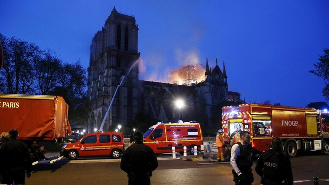 Operativo de bomberos desplegado en la zona de Notre Dame, en llamas.