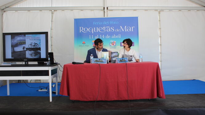 Víctor del Árbol y Carmen Bretones en la Feria del Libro de Roquetas de Mar.