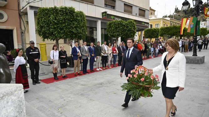 El presidente de Diputación y la alcaldesa de Gádor durante la ofrenda al monolito de la Constitución