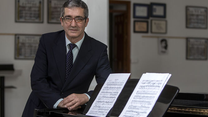 José Ribera Tordera, en la escuela de música de San José, junto a algunas partituras, en una imagen de 2019.