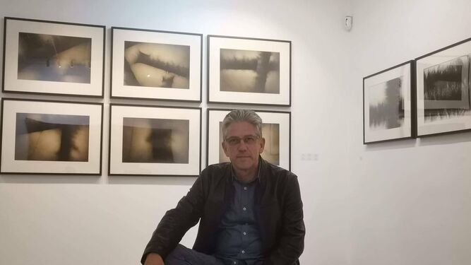 Antonio de Diego Arias que está afincado en Almería desde los años 90 durante la exposición en la galería MECA.