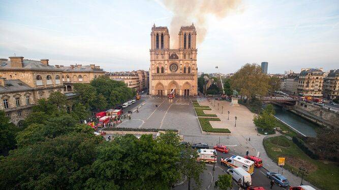 Varios equipos de bomberos trabajan en la extinción del incendio de la catedral Notre Dame.