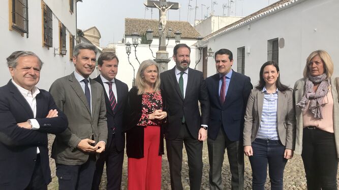 Patricia del Pozo, con miembros del PP de Córdoba
