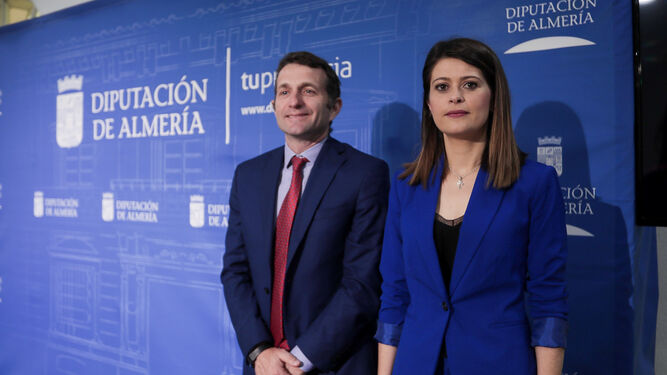 Ángeles Martínez, diputada de Deportes, con Antonio Huete, neurocirujano de Torrecárdenas