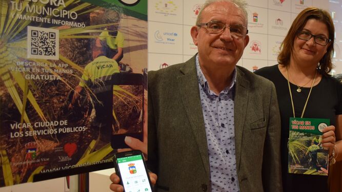 El alcalde de Vícar muestra la App en su smartphone.