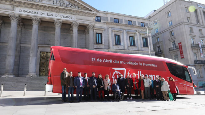 Miembros de la Fedhemo junto al bus informativo con el que han visitado varias sedes institucionales.