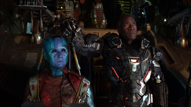 Nebula (Karen Gillan) y James Rhodes / M&aacute;quina de Guerra (Don Cheadle) en 'Vengadores: Endgame'.