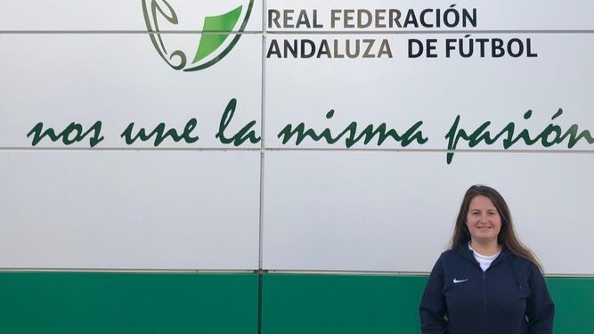 Rocío Muñoz, coordinadora del equipo femenino almeriense, en la sede de la RFAF para el sorteo.