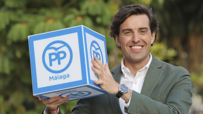 Pablo Montesinos posa con un cubo promocional del PP