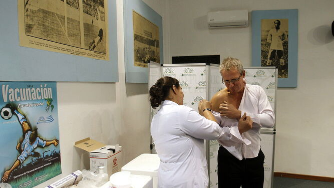 Una enfermera vacuna a un paciente contra el sarampión.
