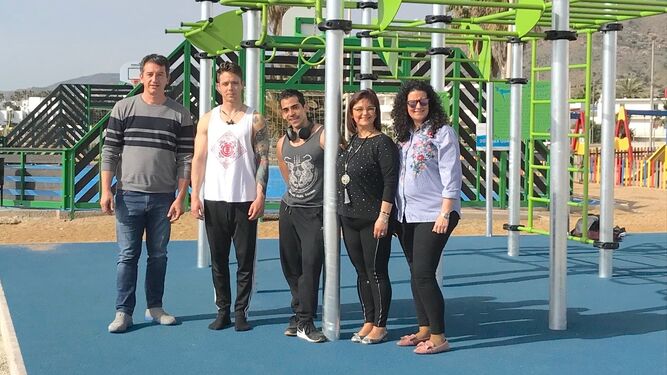 Concejales del equipo de gobierno visitan el nuevo parque de calistenia de Mojácar.
