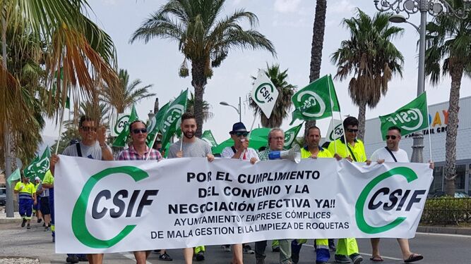 Protesta de trabajadores de Urbaser en agosto de 2017, cuando ya convocaron una huelga en Roquetas.