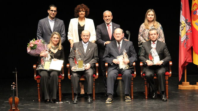 Los cuatro premiados con la Pluma de Oro junto al alcalde y concejales.