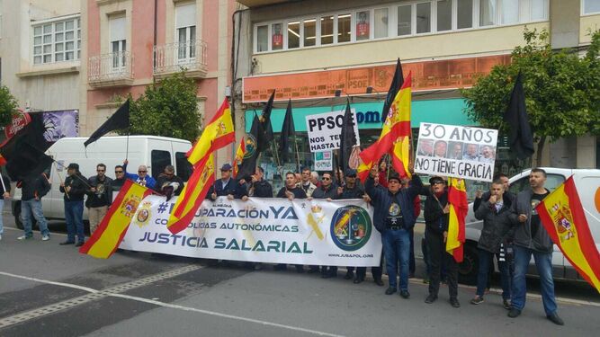 Parte de los agentes que se han manifestado este jueves ante la sede del PSOE.