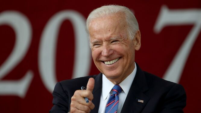 Biden sonríe en un acto en la Universidad de Harvard.
